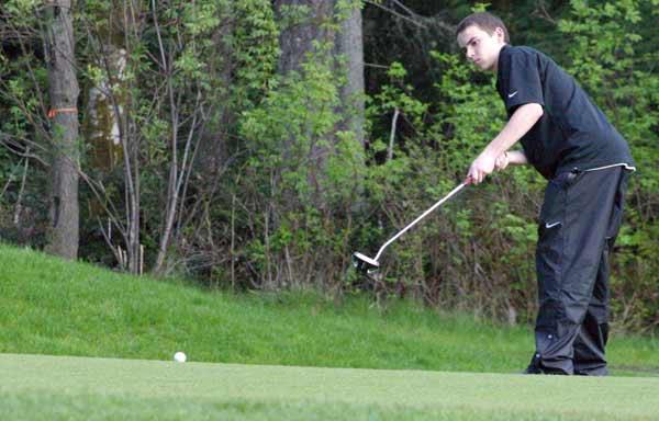 Kingston's Connor Wall putts for a bogey on the 10th hole at White Horse Golf Club. Wall finished with a low of 47.