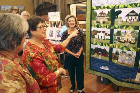 Debbie Macomber gets a peek at the quilt depicting scenes from her best-selling Cedar Cove book series.