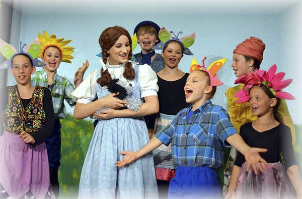 The youthful cast of 'The Wizard of Oz (The Young Performers' Edition)'