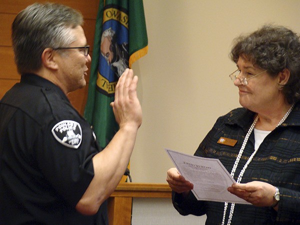 Poulsbo Mayor Becky Erickson swears in new Deputy Chief Andy Pate