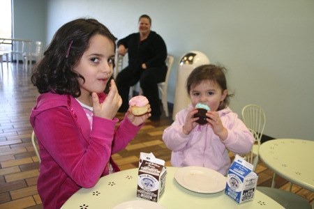 Alisha Vidaurri watches her daughters Kaitlyn Vidaurri