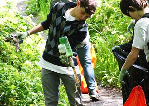 Gordon students clean up Kingston forest.