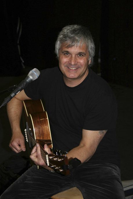 Former Wings guitarist Laurence Juber plays a free concert in Poulsbo Friday