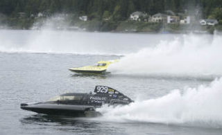 Vince Xaudaro (UL 929) pulls ahead to an early lead at last year’s Silverdale Thunder. The event returns to Dyes Inlet next weekend.