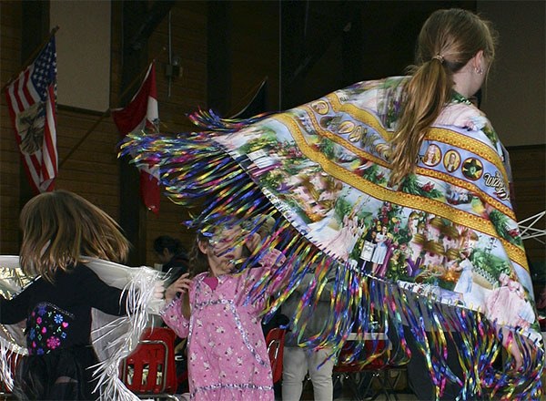 A young dancer’s shawl features scenes from the ‘Wizard of Oz