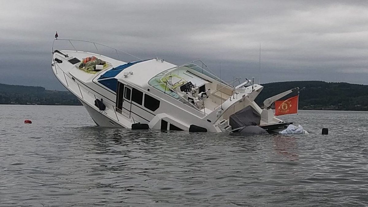 yacht sinks in greece