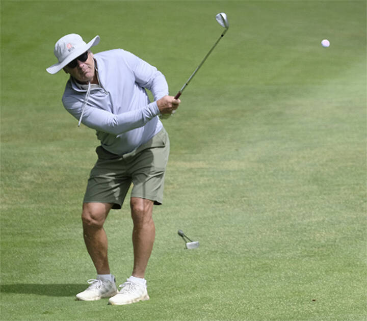 Damon Williams/Kitsap News Group photos
Seahawks legend Steve Largent chips the ball onto the green.