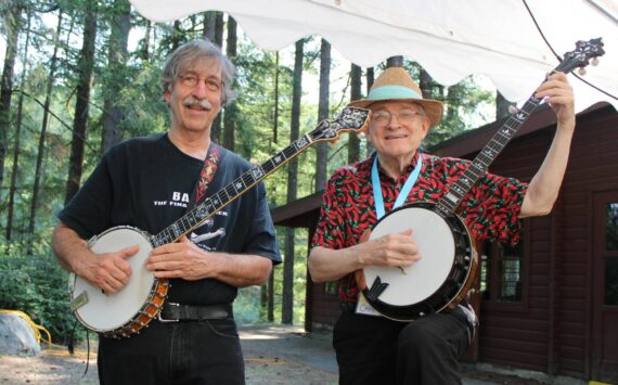 Elisha Meyer/Kitsap News Group photos
Ken Perlman, left, and Peter Langston strum a tune on their banjos.